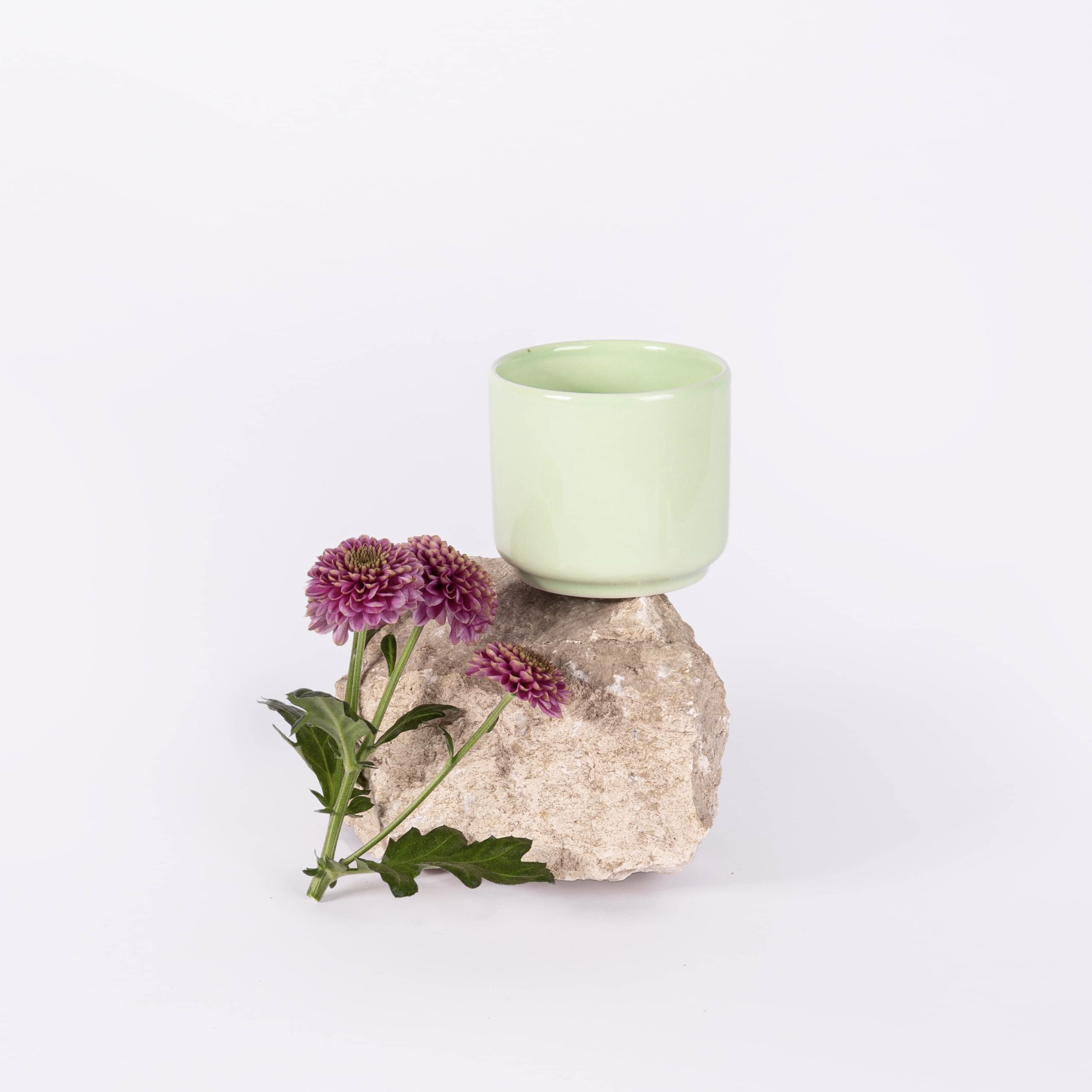 ogre-la-fabrique-mug-tasse-porcelaine-vert-amande-sans-anse image 1