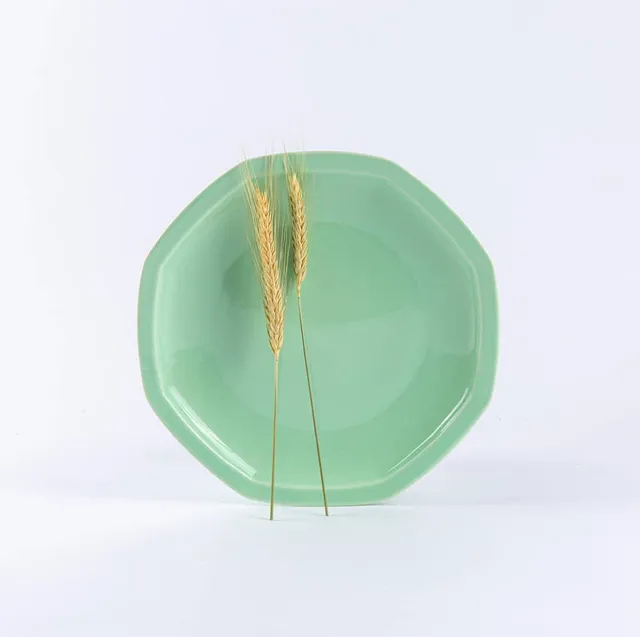 ogre-la-fabrique-intemporelle-grande-assiette-plate-octogonale-vert-amande image 1