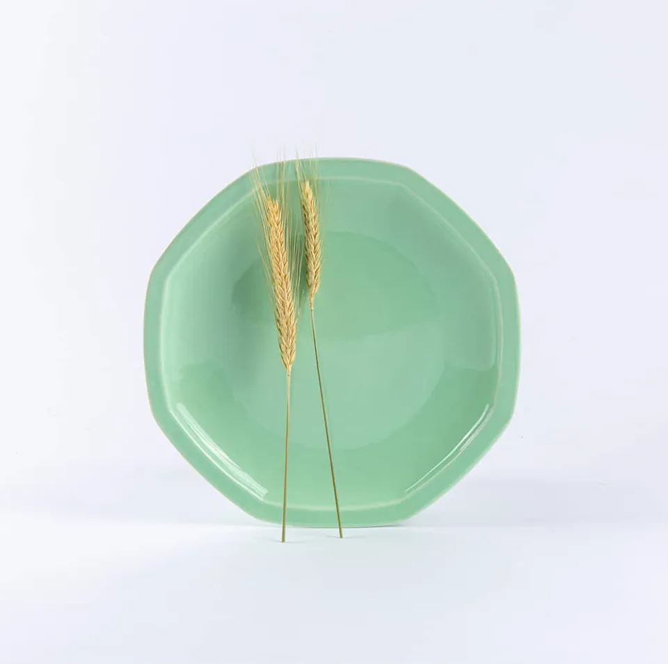 ogre-la-fabrique-intemporelle-grande-assiette-plate-octogonale-vert-amande image 1
